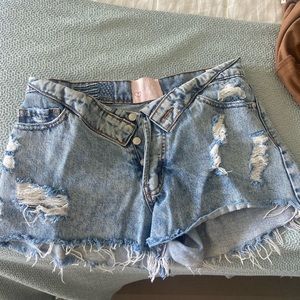 REVICE JEAN SHORTS SIZE 28. Asymmetrical button like a V. Super cute and trendy